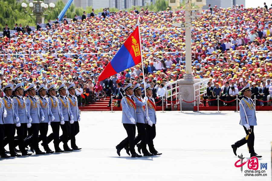  9月3日，中國人民抗日戰(zhàn)爭暨世界反法西斯戰(zhàn)爭勝利70周年紀(jì)念大會在北京隆重舉行，有11個國家派方隊、6個國家派代表隊來華參加閱兵。圖為蒙古國武裝力量方隊通過天安門廣場。中國網(wǎng)記者 楊佳攝 