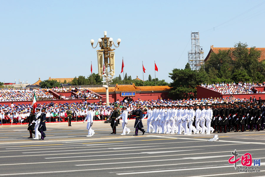 9月3日，中國人民抗日戰(zhàn)爭暨世界反法西斯戰(zhàn)爭勝利70周年紀(jì)念大會在北京隆重舉行，有11個國家派方隊、6個國家派代表隊來華參加閱兵。圖為墨西哥武裝力量方隊通過天安門廣場。中國網(wǎng)記者 董寧攝