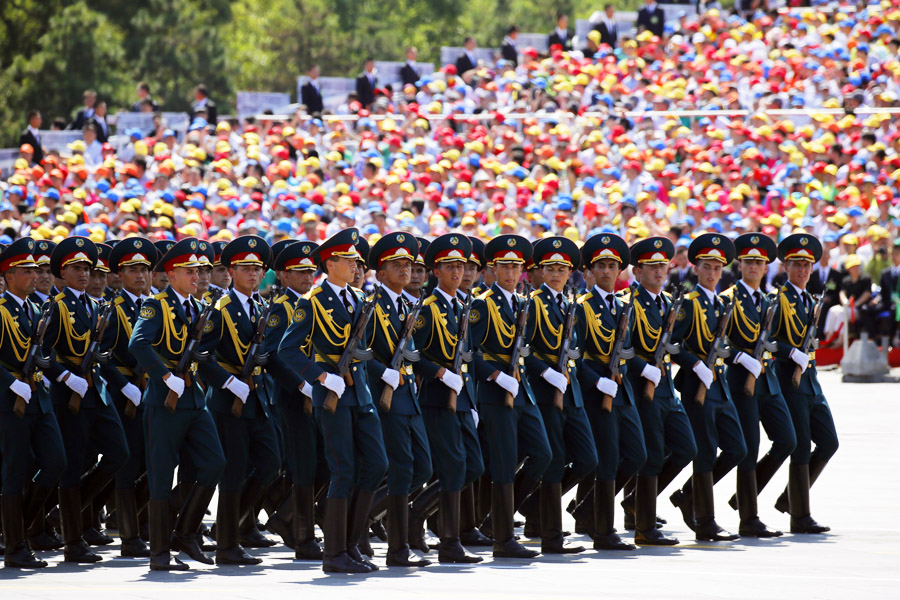  9月3日，中國人民抗日戰(zhàn)爭暨世界反法西斯戰(zhàn)爭勝利70周年紀(jì)念大會在北京隆重舉行，有11個國家派方隊、6個國家派代表隊來華參加閱兵。圖為塔吉克斯坦武裝力量方隊通過天安門廣場。中國網(wǎng)記者 楊佳攝