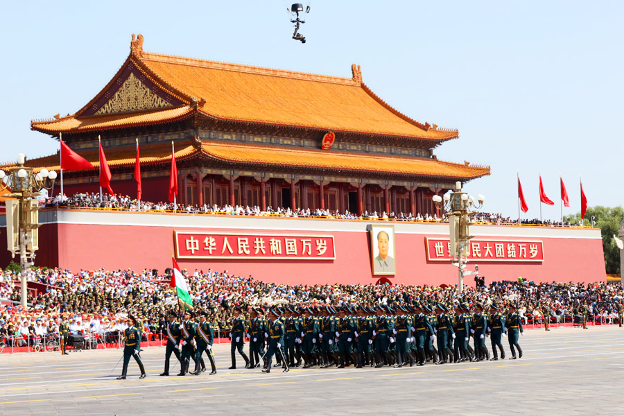  9月3日，中國(guó)人民抗日戰(zhàn)爭(zhēng)暨世界反法西斯戰(zhàn)爭(zhēng)勝利70周年紀(jì)念大會(huì)在北京隆重舉行，有11個(gè)國(guó)家派方隊(duì)、6個(gè)國(guó)家派代表隊(duì)來(lái)華參加閱兵。圖為塔吉克斯坦武裝力量方隊(duì)通過(guò)天安門(mén)廣場(chǎng)。中國(guó)網(wǎng)記者 董寧攝